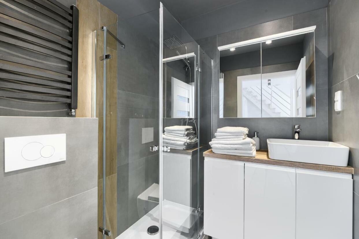 Apartment 444 No.1 *